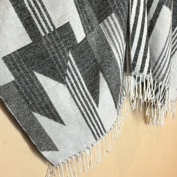 Modena Geometric Poncho with Fringe OS preowned black & white classic - Picture 4 of 8
